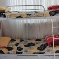 تخت دوطبقه فلزی محکم به همراه تشک وروتختی