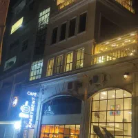 نیرو سالندار و قلیان زن در کافه رستوران