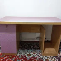 میزمطالعه و کامپیوتر