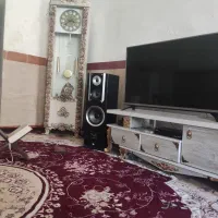 میز تلویزیون و ساعت ایستاده سالم