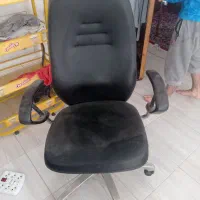 میز مدیریت بهمراه صندلی و دو فایل و زیر پایی