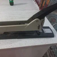 دستگاه منگنه ،کتاب های بزرگ رو منگنه می کنه