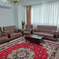 مبل راحتی هفت نفره و ست میز عسلی