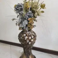 گلدان کنار سالنی شیک و شلف و .