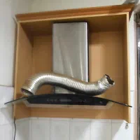 هود بیمکث سالم و جا هودی چوبی پشتش، همراه ریموت