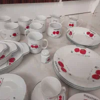 تعداد زیادی ظروف گوجه ای|ظروف سرو و پذیرایی|قلعه شاهین, |دیوار