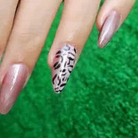 ترمیم و کاشت ناخن ،پدیکور و مانیکور