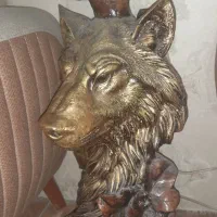 مجسمه گرگ طلایی