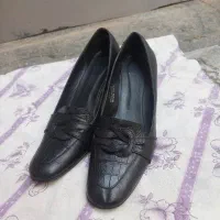 کفش چرمی طبیعی و یکی مصنوعی