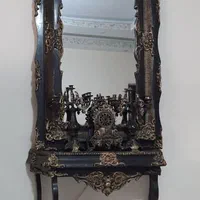آینه و میز چوبی شمعدان و ساعت فلزی