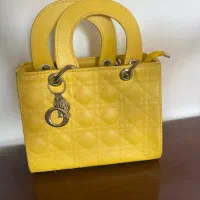 مانتو و یک عدد کیف|لباس|فردیس, منظریه|دیوار