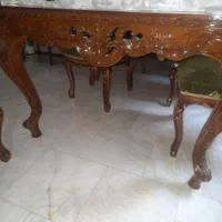 یک میز استیل ناهارخوری بدون صندلی