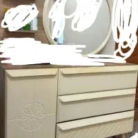 یک عدد میز آرایش