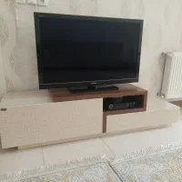 میز تلویزیون در حد نو و سالم بدون هیچ خط و خشی