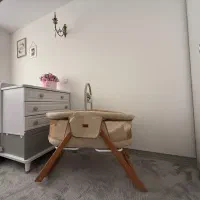 گهواره و تخت کنار مادر