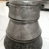 دیگچه مسی ومیز