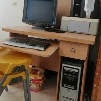 سیستم کامپیوتر با میز و چاپگر