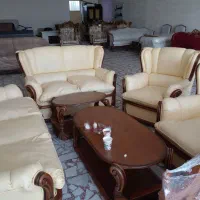 مبل چرم در حد نو با جلو مبل و میز عسلی