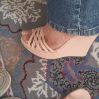 تعدادی کفش|کیف، کفش، کمربند|قم, امامزاده ابراهیم|دیوار