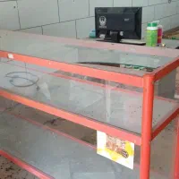 دو عدد ویترین شیشه‌ای تمیز