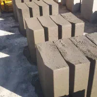 کارگر برای تولید قطعات بتنی