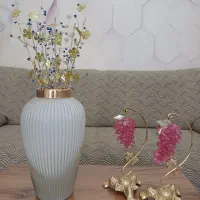 گلدان شیشه ای به همراه ۸ شاخه گل و انگور برنز