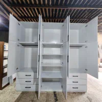 کمددیواری  مات هستش رنگش سفید باکسی متحرک