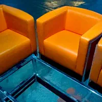 مبلمان اداری راحتی ۴ نفره و میز جلو