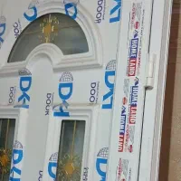 کارگر جهت کار در کارگاه شیشه دوجداره
