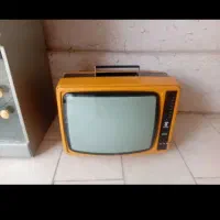 دوتا تلویزیون یکی رنگی یکی سیاه سفید