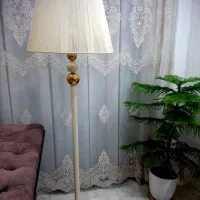 آباژور ایستاده