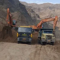 راننده بیل زنجیری و کمپرسی