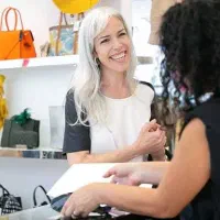 فروشنده خانم جهت فروشگاه پوشاک