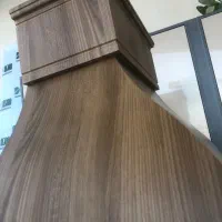 کارگرساده و مونتاژکار کابینت در کارگاه کابینت سازی