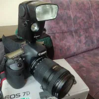 دوربین کانن EOS 7D و فلاش کانن EX320
