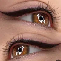 مدل برای خط چشم و بن مژه