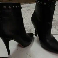 بوت کوتاه|کیف، کفش، کمربند|قم, امامزاده ابراهیم|دیوار