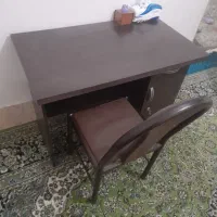 صندلی ومیز تحریر وکامپیوتر