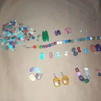 تعدادی مهره سنگی با دوعدد اویز کهربا|جواهرات|سیسخت, |دیوار