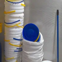 سطل پلاستیکی و دَبه ترشی با درب آن درحدّ نونو