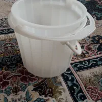 تعدادی دبه ماست وسطل ماست