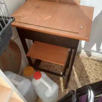 میز تحریر و کتابخانه