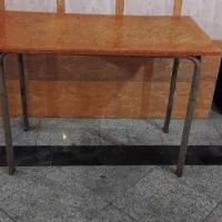 میز محکم با پایه فلزی