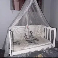 یک عدد تخت کنار مادر