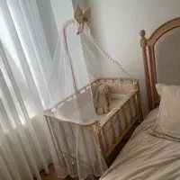 تخت نوزاد کنار مادر