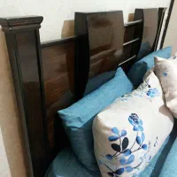 تخت خواب دو نفره تمیز و سالم همراه با کفی|تخت و سرویس خواب|خمینیشهر, |دیوار