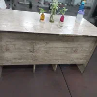 یک عدد میز ودو عدد صندلی چرخ دار‌وصندلی ساده