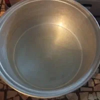 دیگ بزرگ روی سالم وتمیز|ظروف پخت‌وپز|قائم‌شهر, |دیوار