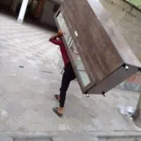 کارگر اسباب کش جابجایی بار تخلیه