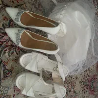 2 جفت کفش عروس و توربان و روبدوشامبر عروس